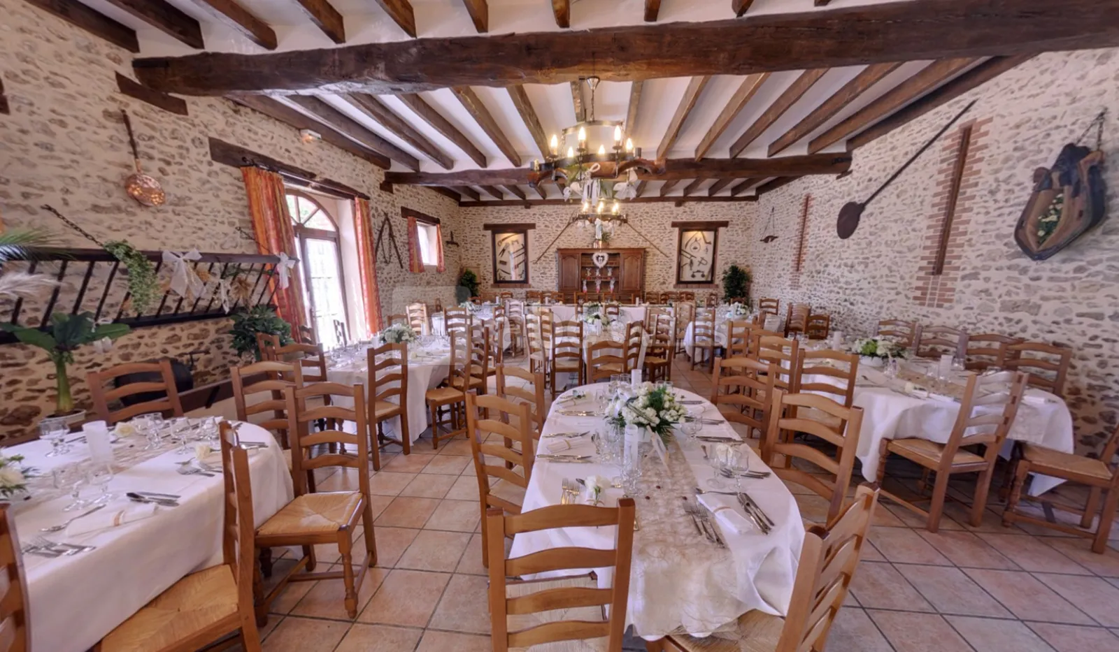 La Bergerie, grande salle de réception en pierre et poutres apparentes, dressée pour un mariage à La Ferme Des Jallots